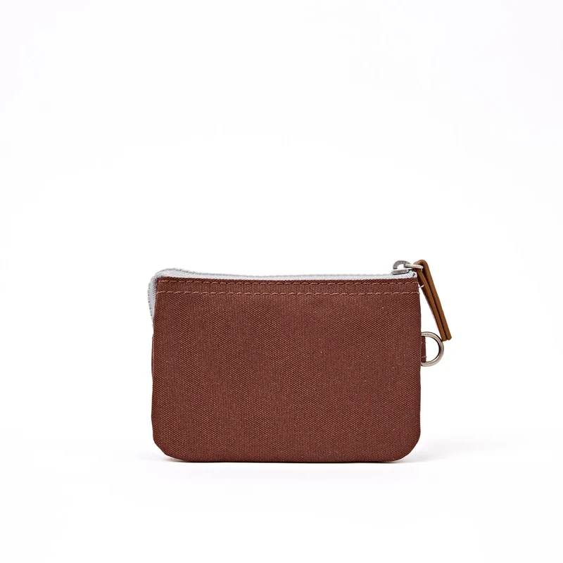 ROKA Carnaby Kleine Handtasche aus recyceltem Canvas in Schokoladenbraun