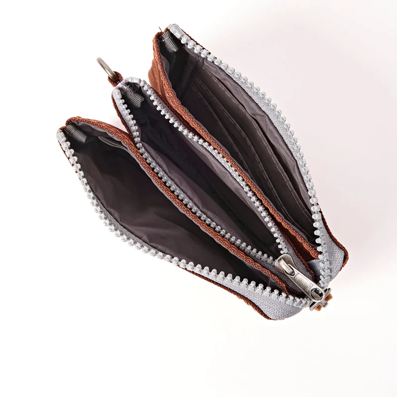 ROKA Carnaby Kleine Handtasche aus recyceltem Canvas in Schokoladenbraun