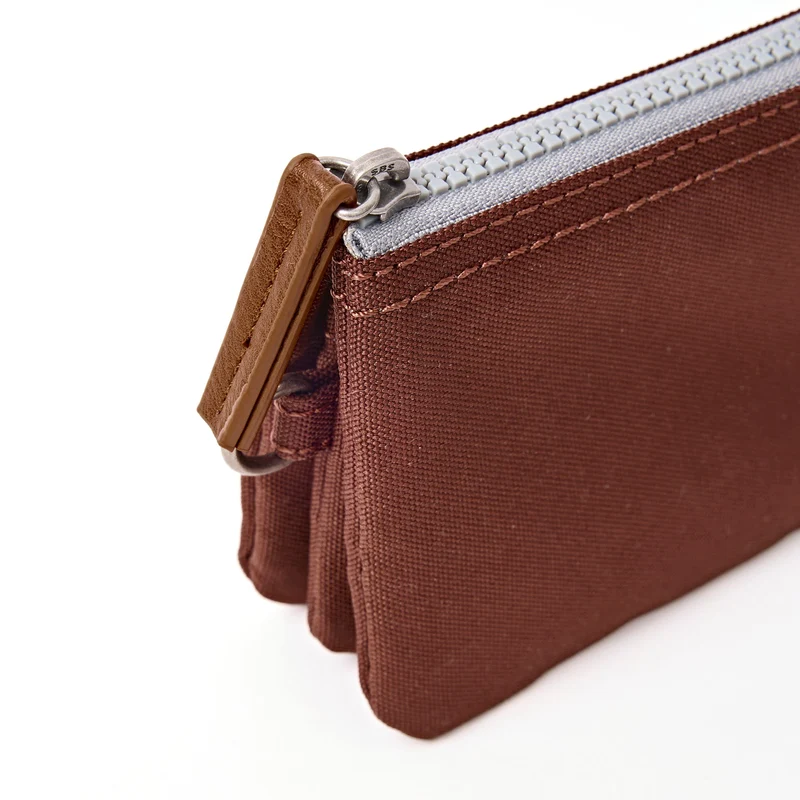 ROKA Carnaby Kleine Handtasche aus recyceltem Canvas in Schokoladenbraun