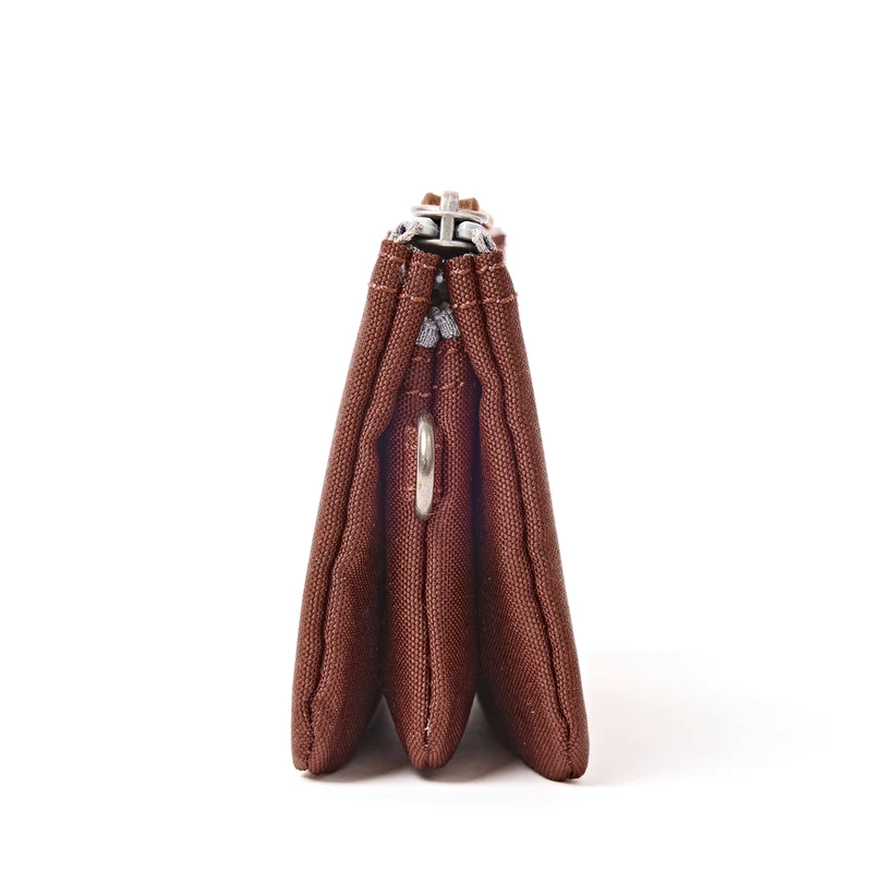 ROKA Carnaby Kleine Handtasche aus recyceltem Canvas in Schokoladenbraun