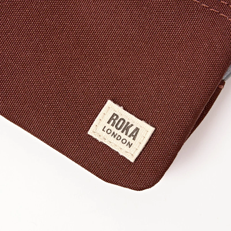 ROKA Carnaby Kleine Handtasche aus recyceltem Canvas in Schokoladenbraun