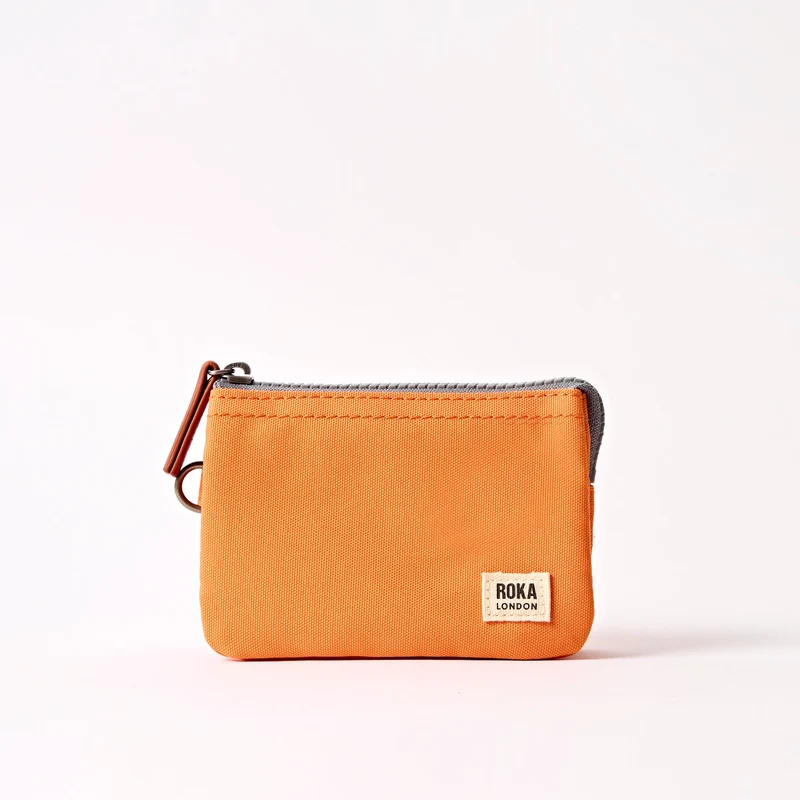 ROKA Carnaby Kleine Handtasche aus recyceltem Canvas von Jaffa Orange