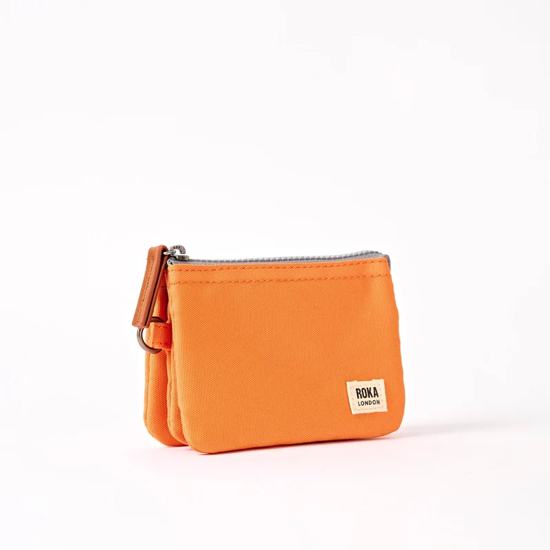 ROKA Carnaby Kleine Handtasche aus recyceltem Canvas von Jaffa Orange