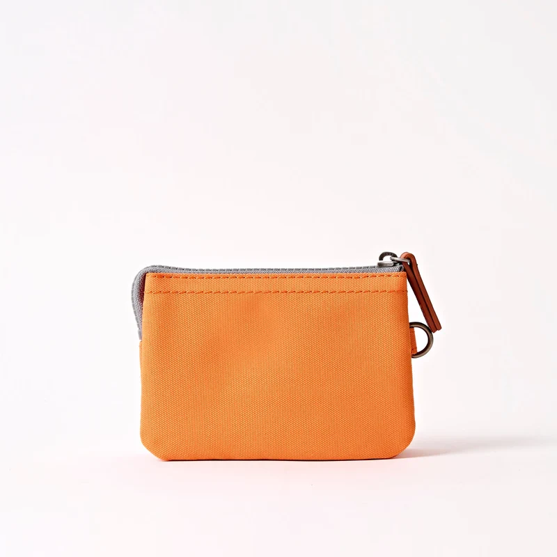 ROKA Carnaby Kleine Handtasche aus recyceltem Canvas von Jaffa Orange