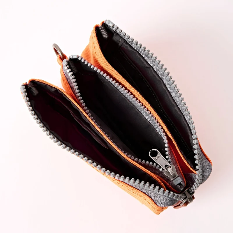 ROKA Carnaby Kleine Handtasche aus recyceltem Canvas von Jaffa Orange