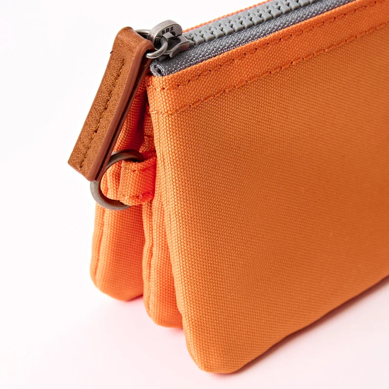 ROKA Carnaby Kleine Handtasche aus recyceltem Canvas von Jaffa Orange