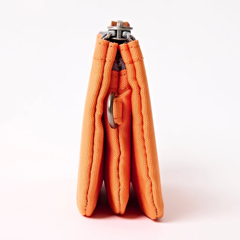 ROKA Carnaby Kleine Handtasche aus recyceltem Canvas von Jaffa Orange