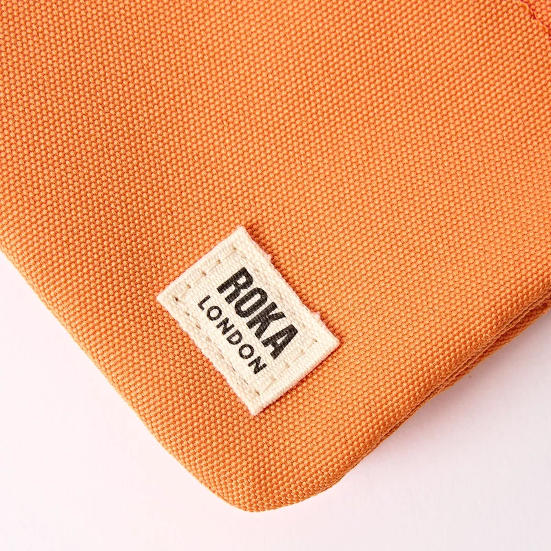 ROKA Carnaby Kleine Handtasche aus recyceltem Canvas von Jaffa Orange