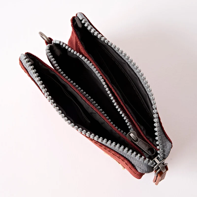 ROKA Carnaby Henna Kleine Handtasche aus recyceltem Canvas
