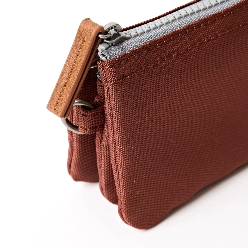 ROKA Carnaby Henna Kleine Handtasche aus recyceltem Canvas
