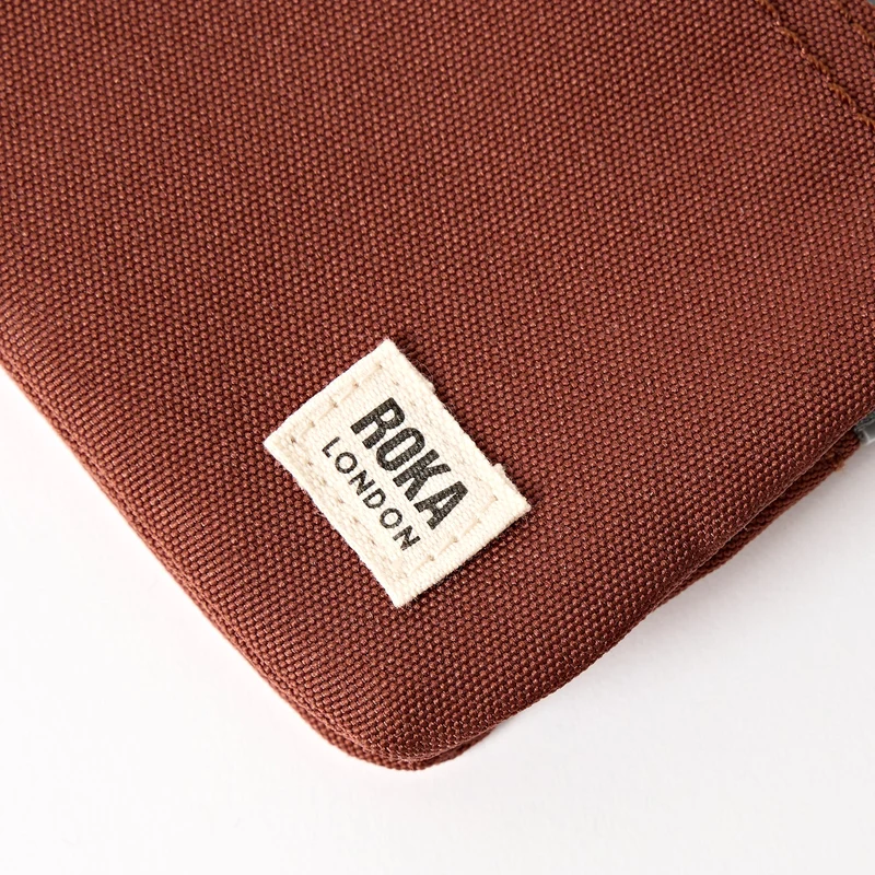 ROKA Carnaby Henna Kleine Handtasche aus recyceltem Canvas