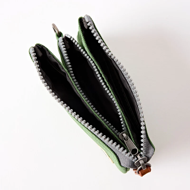 ROKA Carnaby Kleine Handtasche aus recyceltem Canvas mit Artischockenmotiv