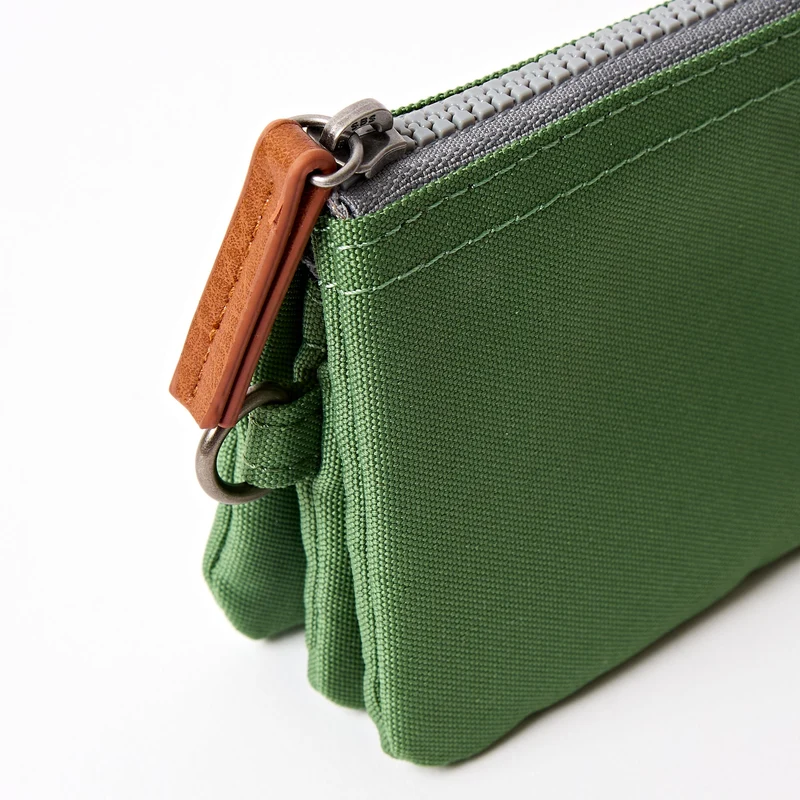 ROKA Carnaby Kleine Handtasche aus recyceltem Canvas mit Artischockenmotiv