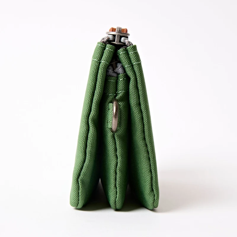 ROKA Carnaby Kleine Handtasche aus recyceltem Canvas mit Artischockenmotiv