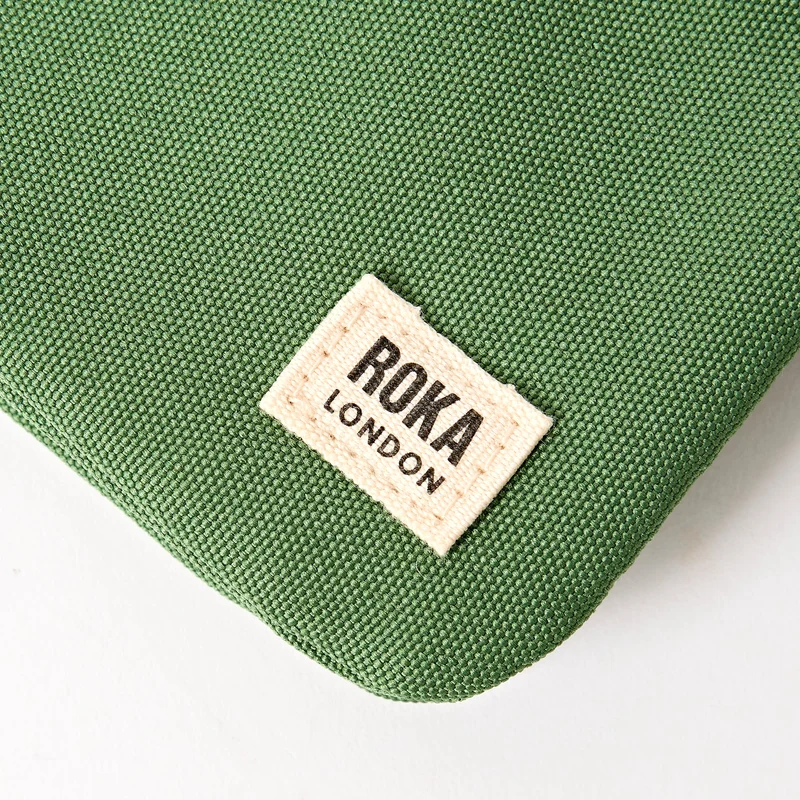ROKA Carnaby Kleine Handtasche aus recyceltem Canvas mit Artischockenmotiv