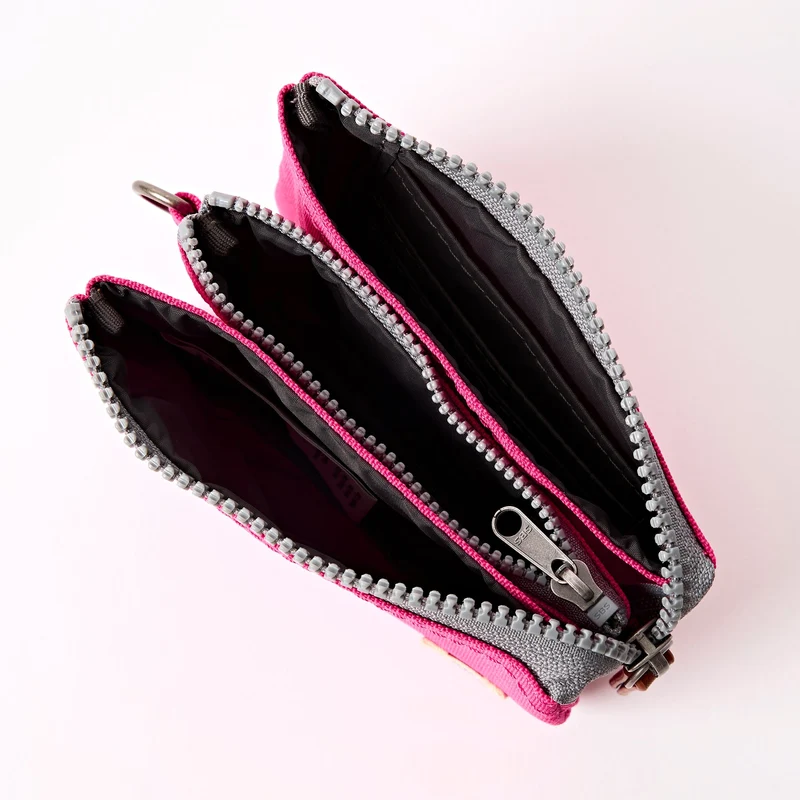 ROKA Carnaby Kleine Handtasche aus recyceltem Canvas in Granita-Rot