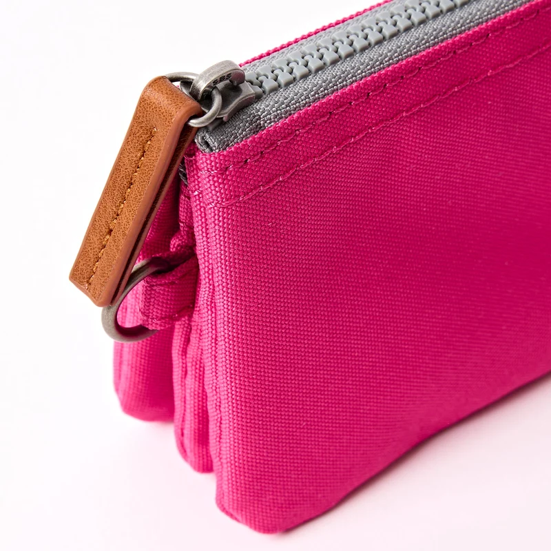 ROKA Carnaby Kleine Handtasche aus recyceltem Canvas in Granita-Rot