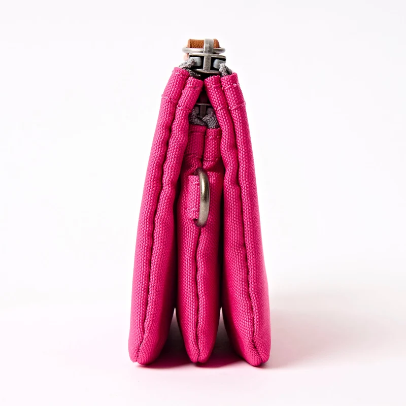 ROKA Carnaby Kleine Handtasche aus recyceltem Canvas in Granita-Rot