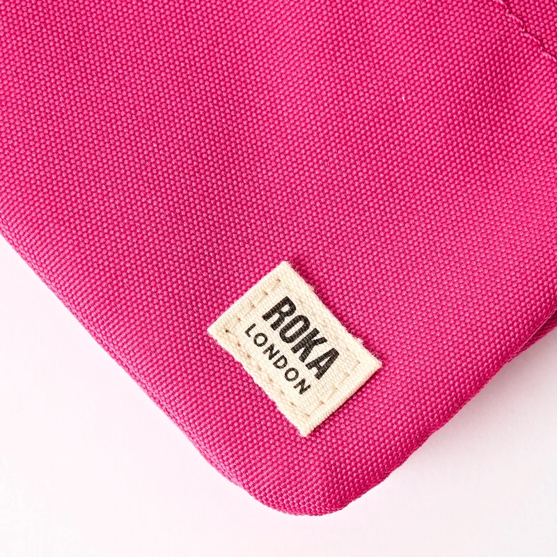 ROKA Carnaby Kleine Handtasche aus recyceltem Canvas in Granita-Rot