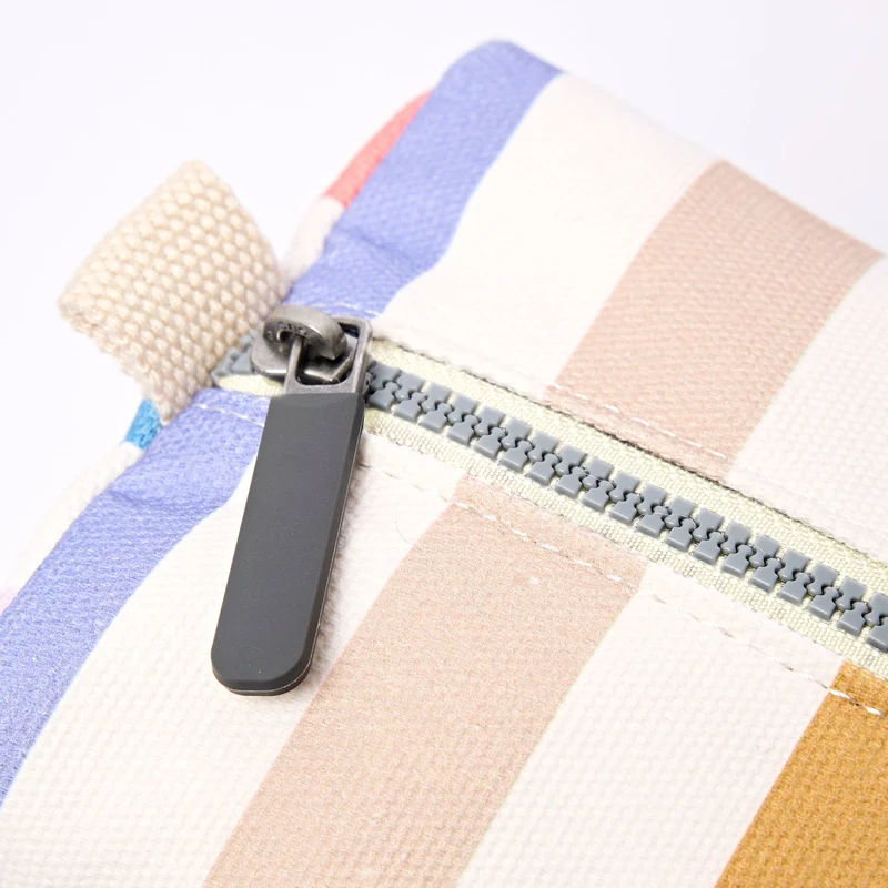 ROKA Mayfair Waschtasche aus Baumwoll-Canvas | Pastellfarbene Streifen
