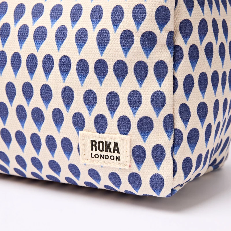 ROKA Mayfair Waschtasche aus Baumwoll-Canvas | Denim Rain Indigo