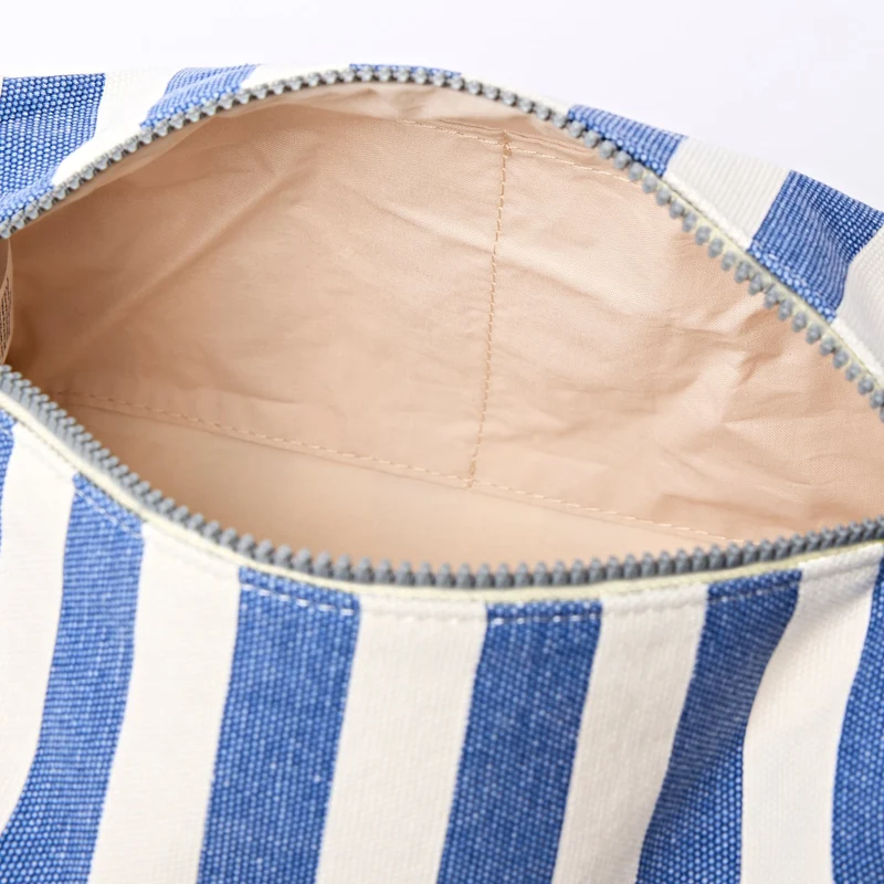 ROKA Mayfair Waschtasche aus Baumwoll-Canvas | Denim-Streifen