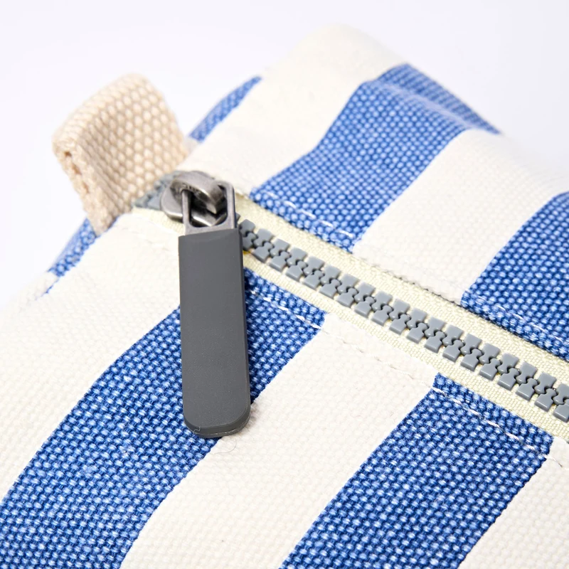 ROKA Mayfair Waschtasche aus Baumwoll-Canvas | Denim-Streifen