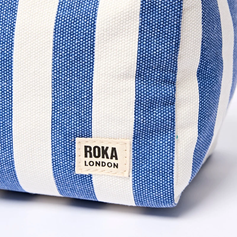 ROKA Mayfair Waschtasche aus Baumwoll-Canvas | Denim-Streifen