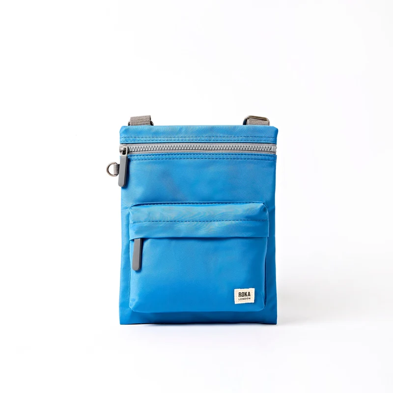 ROKA Chelsea B Malibu Blue Tasche aus recyceltem Nylon