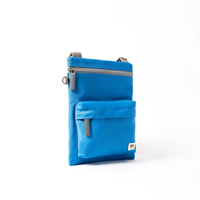 ROKA Chelsea B Malibu Blue Tasche aus recyceltem Nylon