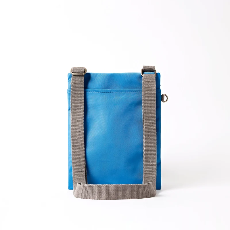 ROKA Chelsea B Malibu Blue Tasche aus recyceltem Nylon