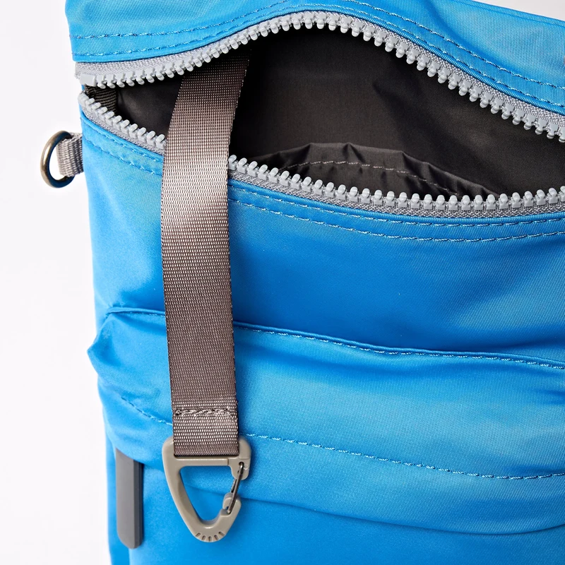 ROKA Chelsea B Malibu Blue Tasche aus recyceltem Nylon