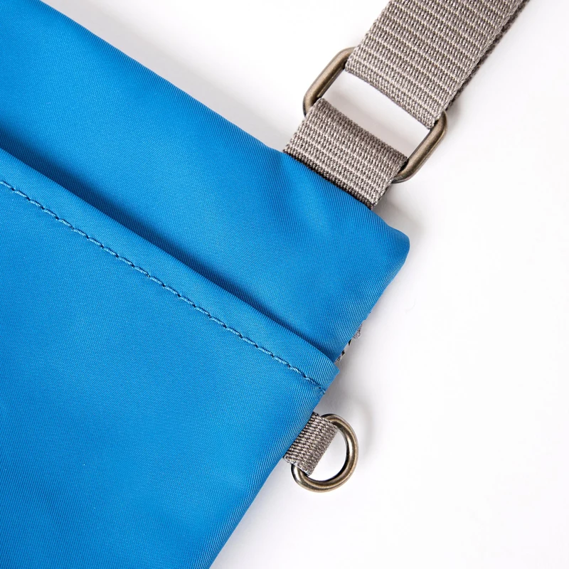 ROKA Chelsea B Malibu Blue Tasche aus recyceltem Nylon