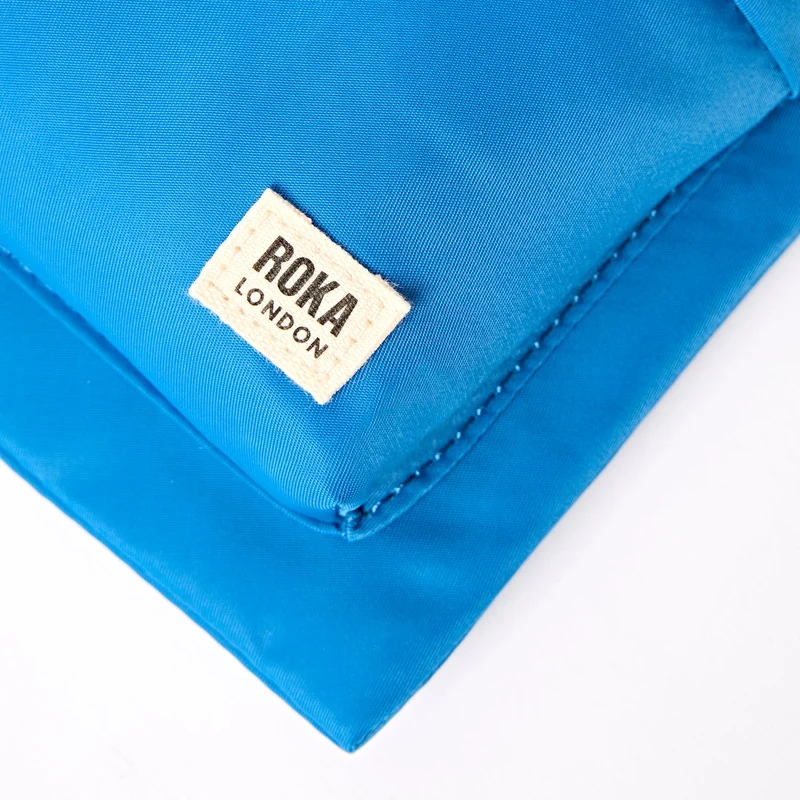 ROKA Chelsea B Malibu Blue Tasche aus recyceltem Nylon