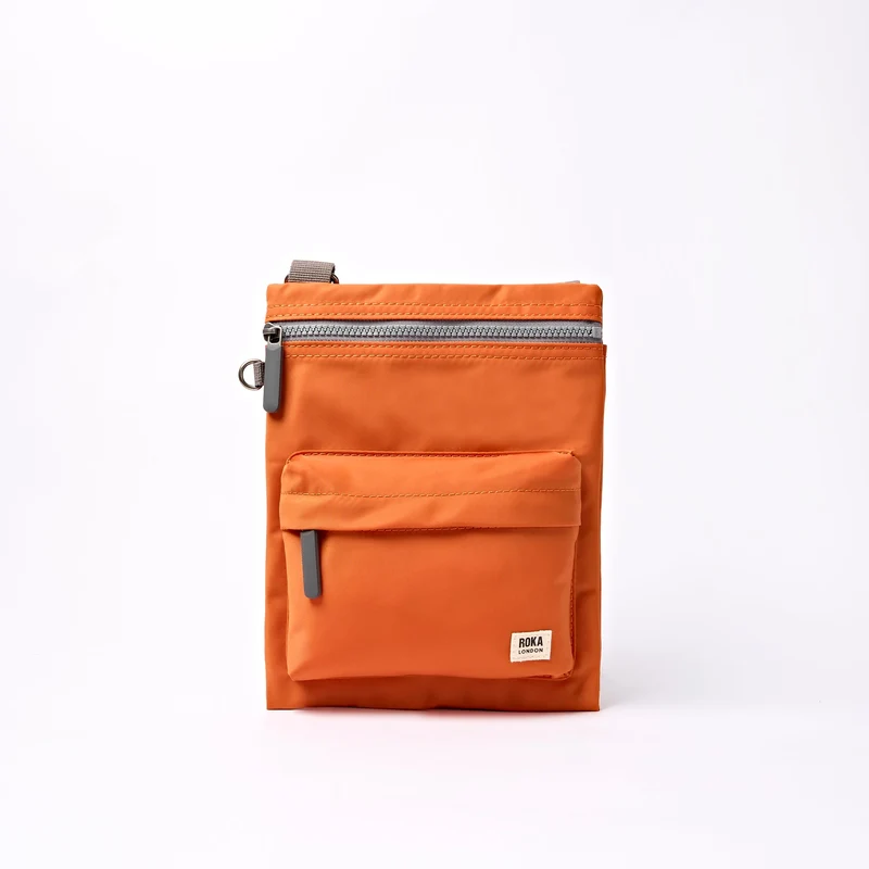 ROKA Chelsea B Tasche aus recyceltem Nylon, gebranntes Orange