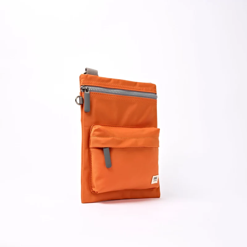 ROKA Chelsea B Tasche aus recyceltem Nylon, gebranntes Orange