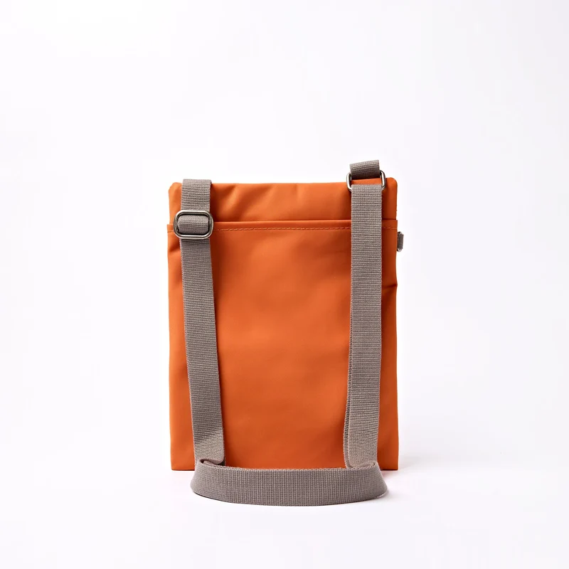 ROKA Chelsea B Tasche aus recyceltem Nylon, gebranntes Orange