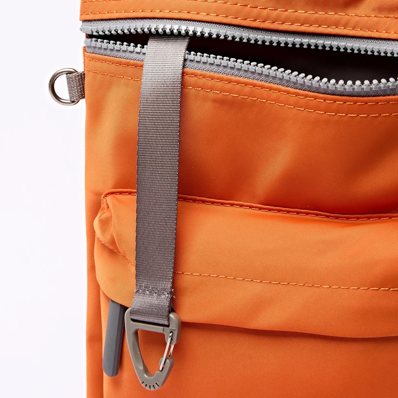 ROKA Chelsea B Tasche aus recyceltem Nylon, gebranntes Orange