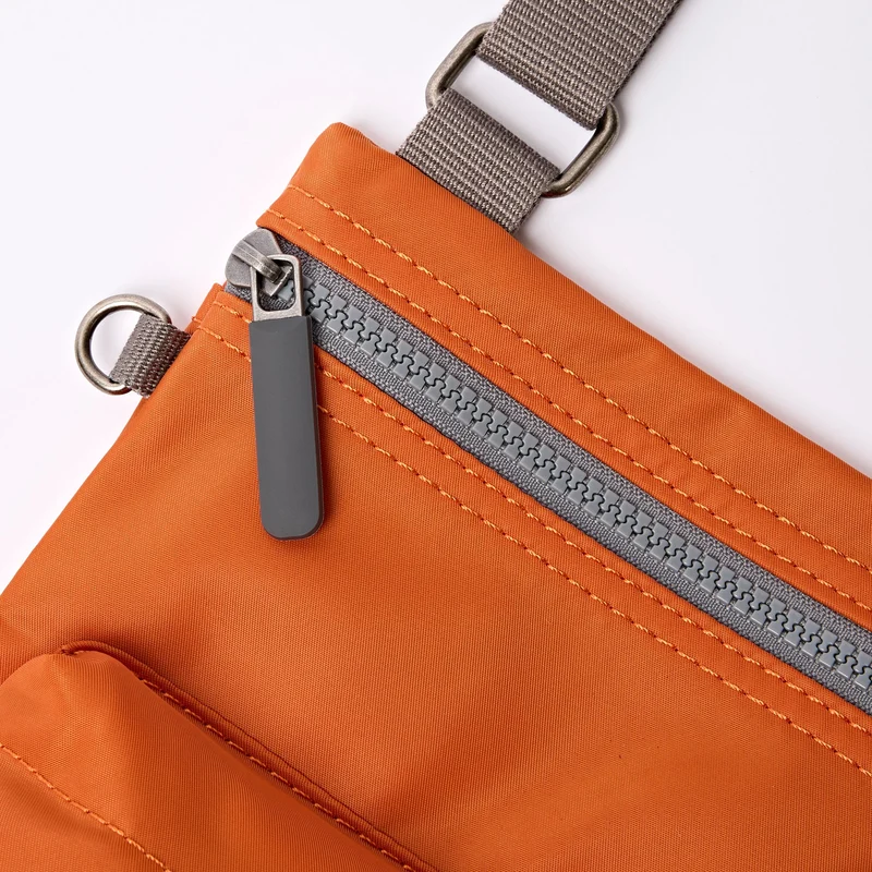 ROKA Chelsea B Tasche aus recyceltem Nylon, gebranntes Orange