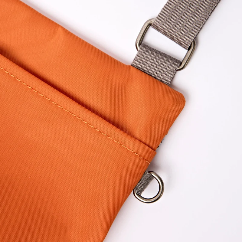 ROKA Chelsea B Tasche aus recyceltem Nylon, gebranntes Orange