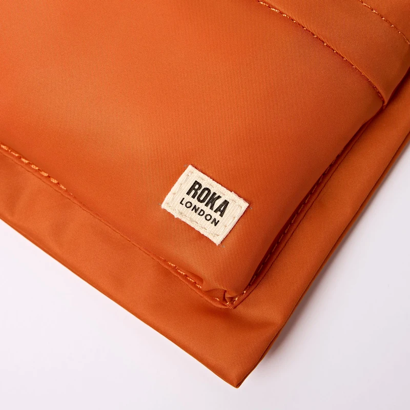 ROKA Chelsea B Tasche aus recyceltem Nylon, gebranntes Orange