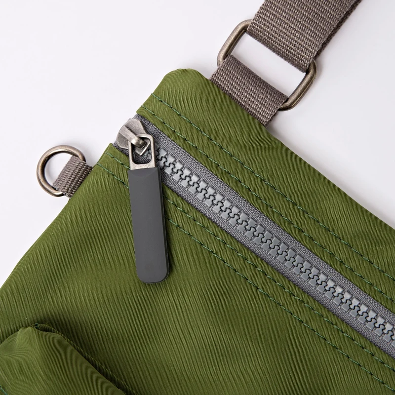 ROKA Chelsea B Avocado-Tasche aus recyceltem Nylon