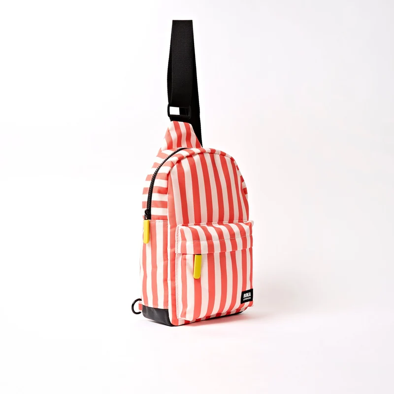 ROKA Willesden Große Tasche aus recyceltem Canvas | Korallenstreifen