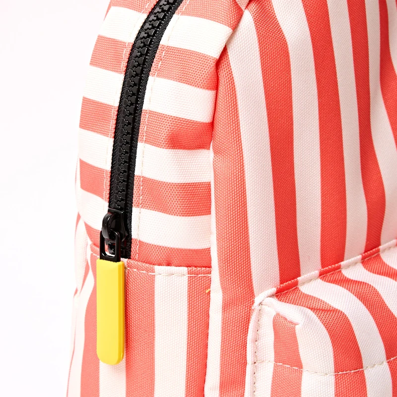 ROKA Willesden Große Tasche aus recyceltem Canvas | Korallenstreifen