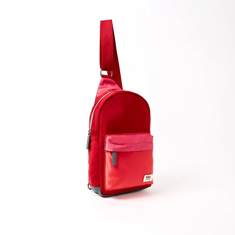 ROKA Willesden Große Tasche aus recyceltem Nylon | Rot-Ton
