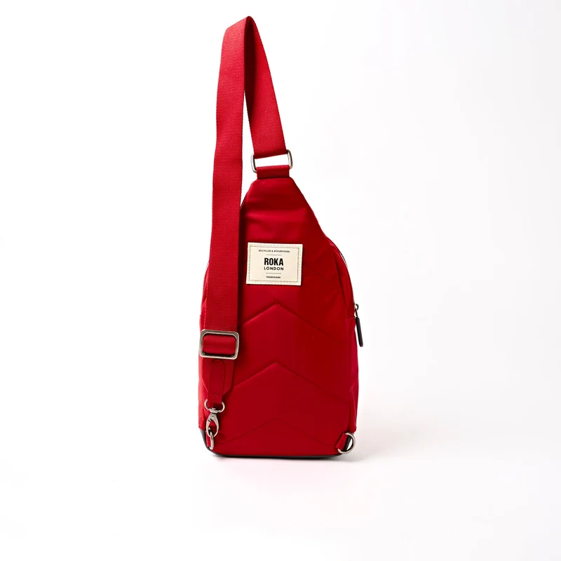 ROKA Willesden Große Tasche aus recyceltem Nylon | Rot-Ton