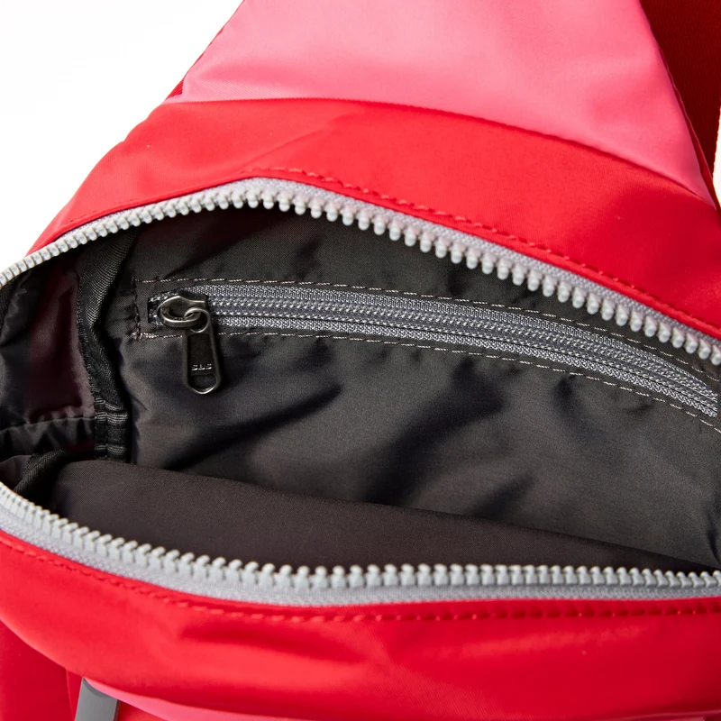 ROKA Willesden Große Tasche aus recyceltem Nylon | Rot-Ton