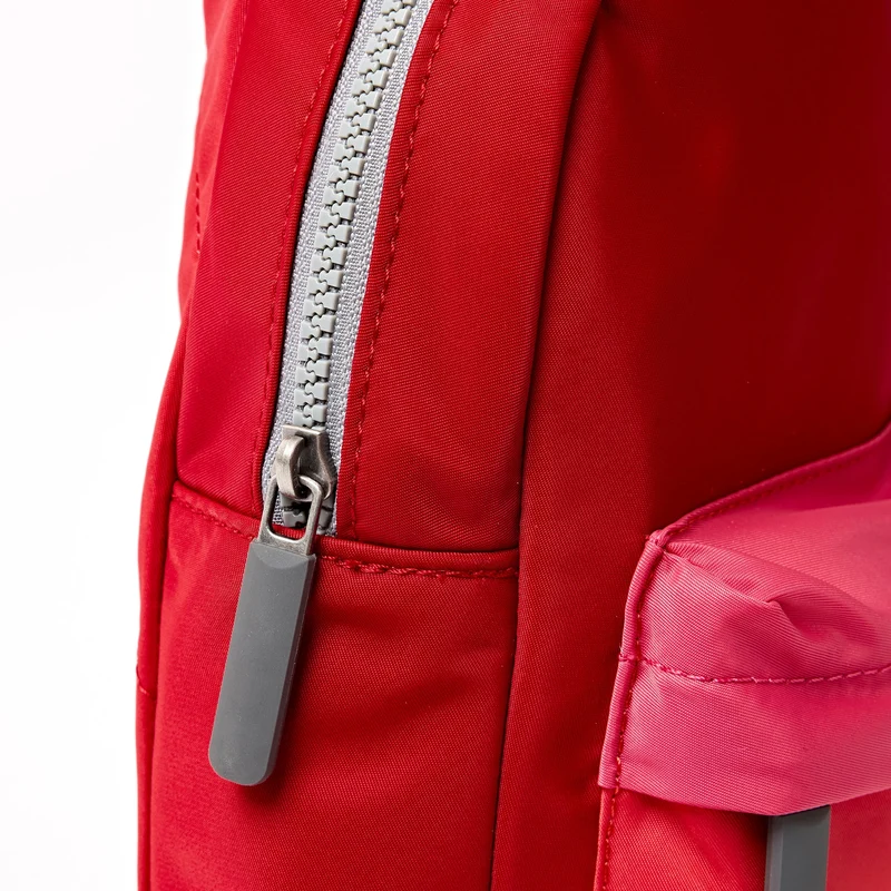 ROKA Willesden Große Tasche aus recyceltem Nylon | Rot-Ton