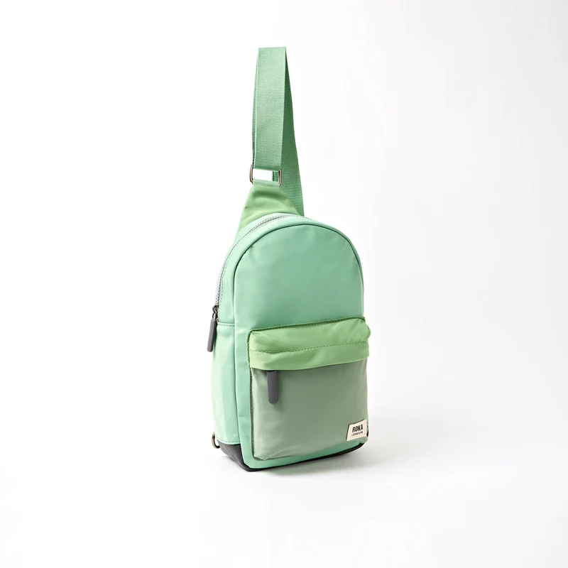 ROKA Willesden Große Tasche aus recyceltem Nylon | Grün-Ton