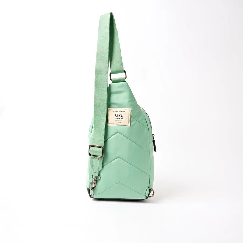 ROKA Willesden Große Tasche aus recyceltem Nylon | Grün-Ton